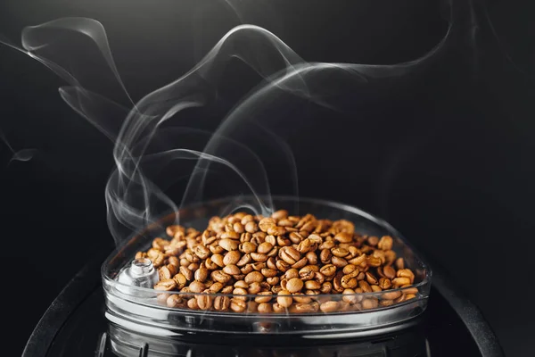 新鲜烤咖啡豆 咖啡豆容器内烟熏 — 图库照片