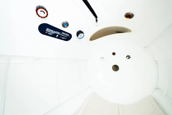 Druckkammer Für Sauerstofftherapie Weißer Hintergrundinnenraum — Stockfoto