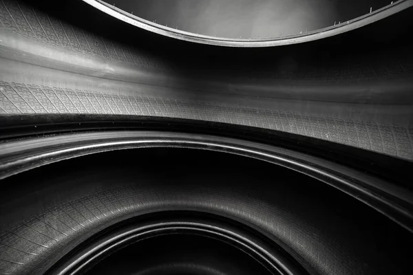 Abstrakcyjne Czarne Zakrzywione Tło Wewnątrz Opon Samochodowych — Zdjęcie stockowe