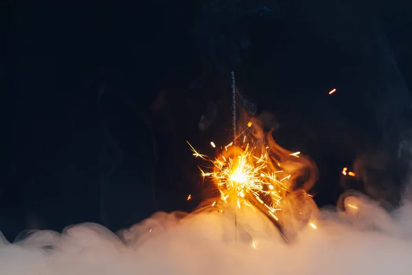 Tűz Csillagszóró Sűrű Füst Elvont Karácsonyi Tűzijáték Háttér — Stock Fotó