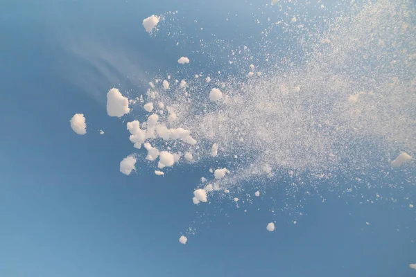 Snö Stänk Luften Blå Himmel Bakgrund — Stockfoto