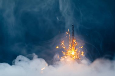 Yoğun dumanlı ateş fişeği, soyut Noel havai fişeği arka planı