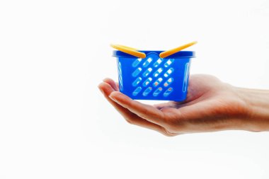 Bir elinde alışveriş sepeti, beyaz arka plan.