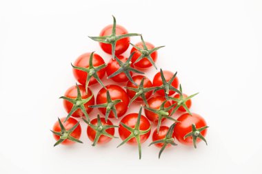 Beyaz arka planda kiraz domatesleri