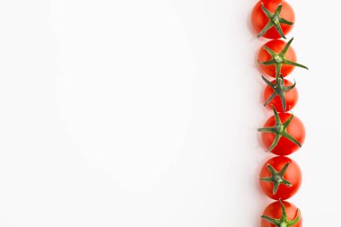 Fotokopi alanı olan beyaz arkaplanlı domatesler