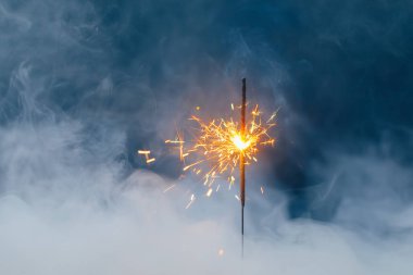 Yoğun dumanlı ateş fişeği, soyut Noel havai fişeği arka planı