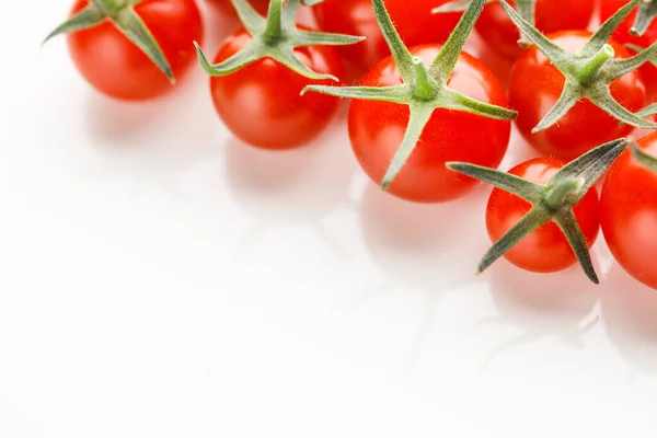 Tomates Cherry Parte Sobre Fondo Blanco — Foto de Stock