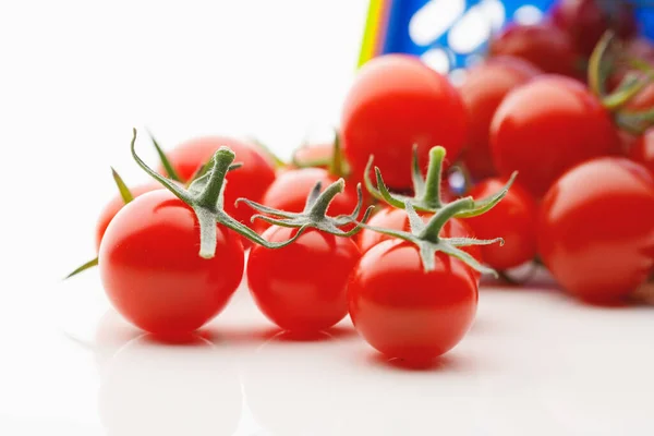 Tomates Cerises Éparpillées Sur Fond Blanc — Photo