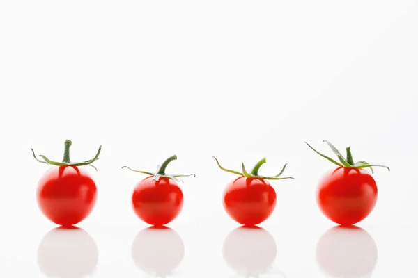 Tomates Cherry Sobre Fondo Blanco Con Espacio Copia — Foto de Stock