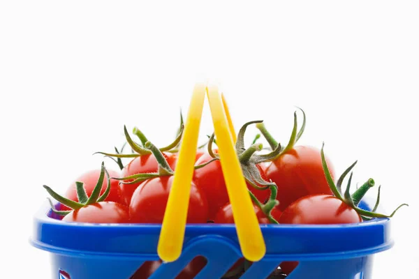 Tomates Cerises Dans Panier Fond Blanc — Photo