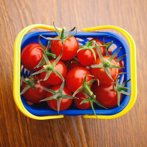 Tomates Cerises Dans Panier Fond Bois — Photo