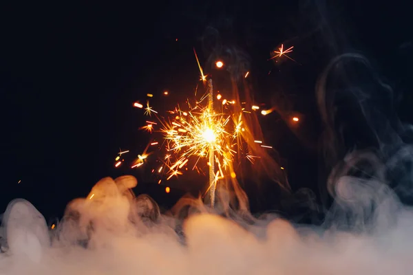Огненная Искра Густом Дыму Абстрактный Фон Рождественский Фейерверк — стоковое фото