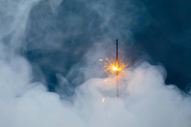 Yoğun dumanlı ateş fişeği, soyut Noel havai fişeği arka planı