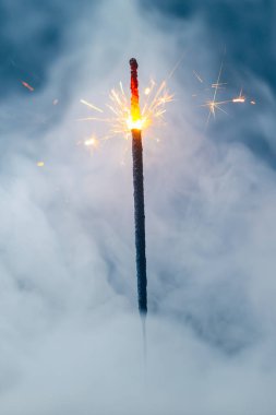 Yoğun dumanlı ateş fişeği, soyut Noel havai fişeği arka planı