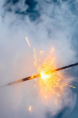 Yoğun dumanlı ateş fişeği, soyut Noel havai fişeği arka planı