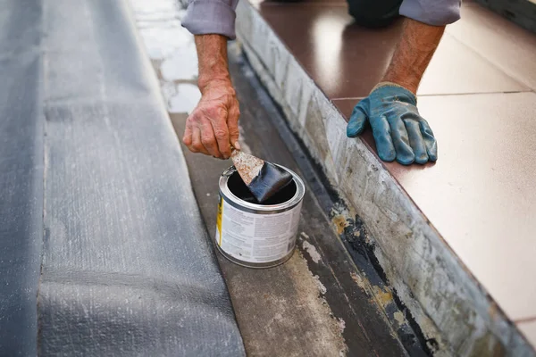 Man Werkend Met Waterdicht Materiaal Close Zicht — Stockfoto