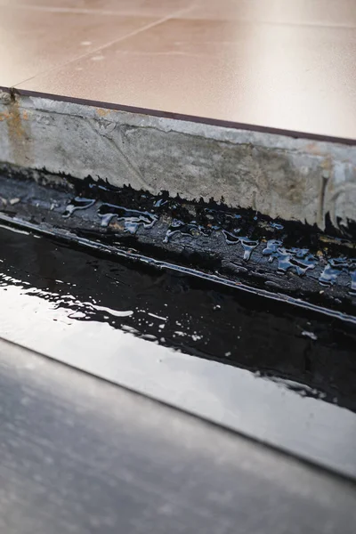 Betonnen Naad Waterdicht Maken Met Bitumen Close Zicht — Stockfoto