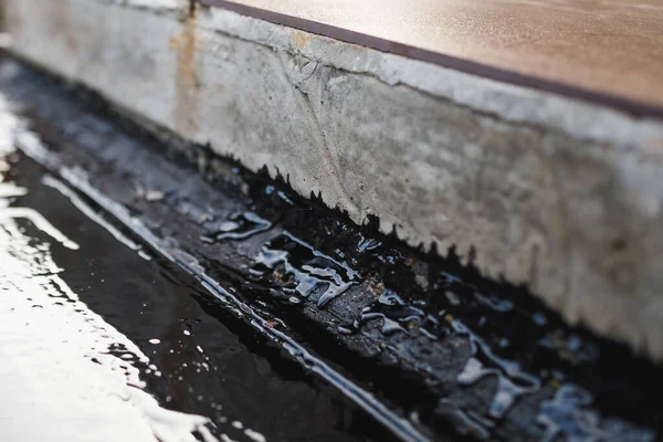 Bitumen Ile Beton Dikişli Geçirmez Yakın Çekim Manzaralı — Stok fotoğraf