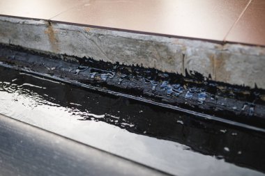 Bitumen ile beton dikişli su geçirmez, yakın çekim manzaralı.