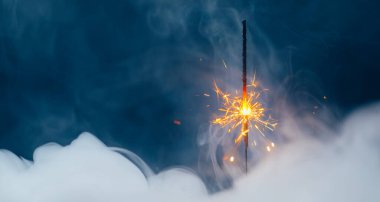 Yoğun dumanlı ateş fişeği, soyut Noel havai fişeği arka planı