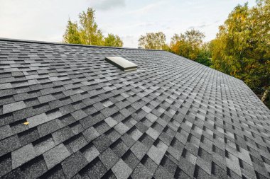 Çatı kiremitleri ve havalandırma penceresi olan yeni evin çatısı