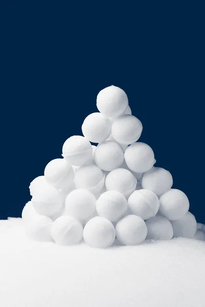 Boules Neige Tas Pyramidal Sur Fond Bleu Foncé — Photo