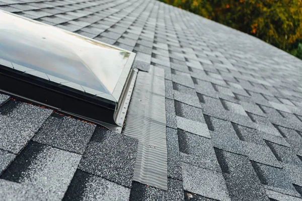 新しい家の屋根の換気窓は帯状の屋根タイルで覆われていて — ストック写真