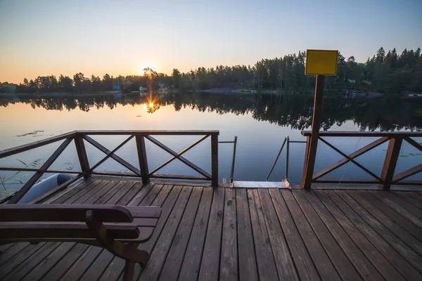 Houten Pier Bij Meer Zonsopgang — Stockfoto