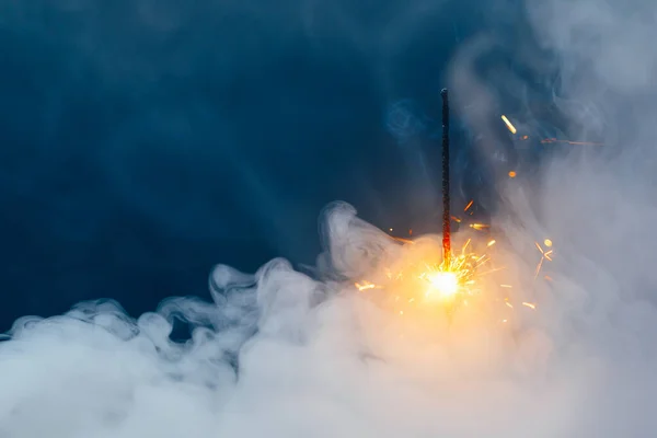 Wunderkerze Dichtem Rauch Abstraktes Weihnachtsfeuerwerk Hintergrund — Stockfoto