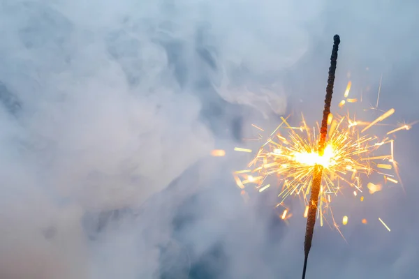 濃い煙の中の火の輝き抽象的なクリスマス花火の背景 — ストック写真