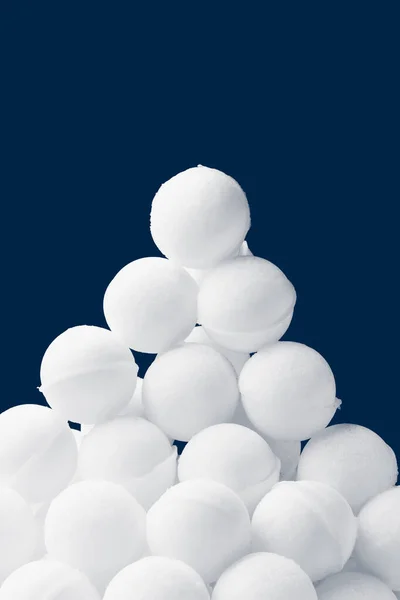 Sneeuwballen Hoop Donkerblauwe Achtergrond — Stockfoto