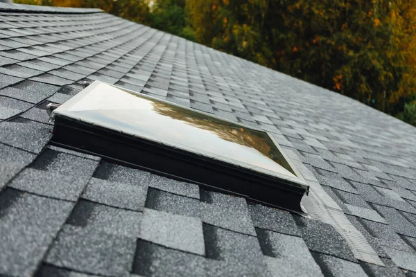 新しい家の屋根の換気窓は帯状の屋根タイルで覆われていて — ストック写真
