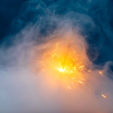 Yoğun dumanlı ateş fişeği, soyut Noel havai fişeği arka planı