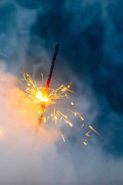 Yoğun dumanlı ateş fişeği, soyut Noel havai fişeği arka planı