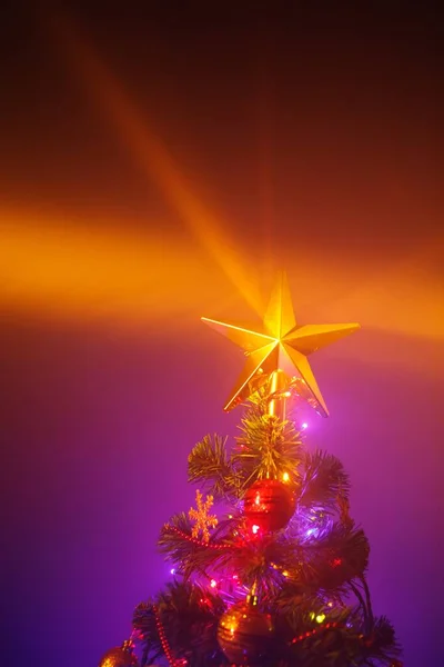 Albero Natale Con Luci Festive Sfondo Viola — Foto Stock