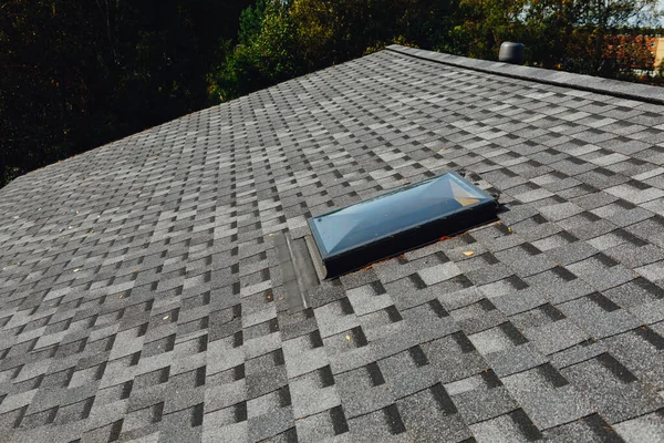 Tak Nytt Hus Med Bältros Takpannor Och Ventilationsfönster — Stockfoto