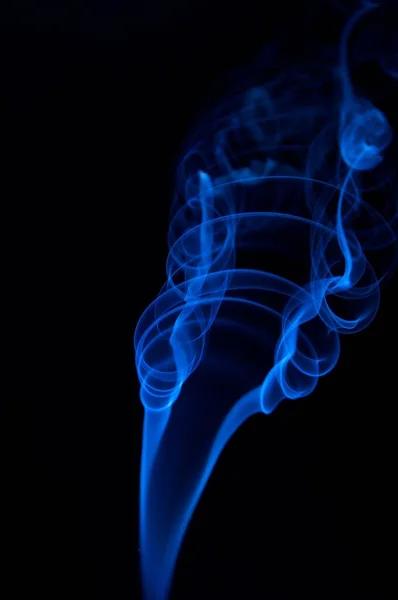 Fumée Bleue Abstraite Sur Fond Noir Images De Stock Libres De Droits