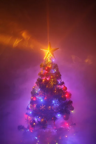 Kerstboom Met Feestelijke Verlichting Paarse Achtergrond Met Rook Stockfoto