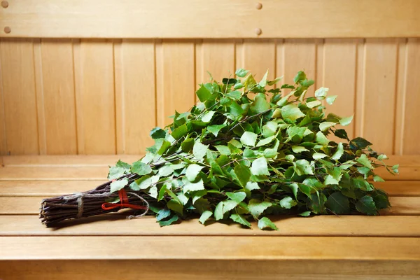 Kilka gałązek brzozy zielony w saunie — Zdjęcie stockowe