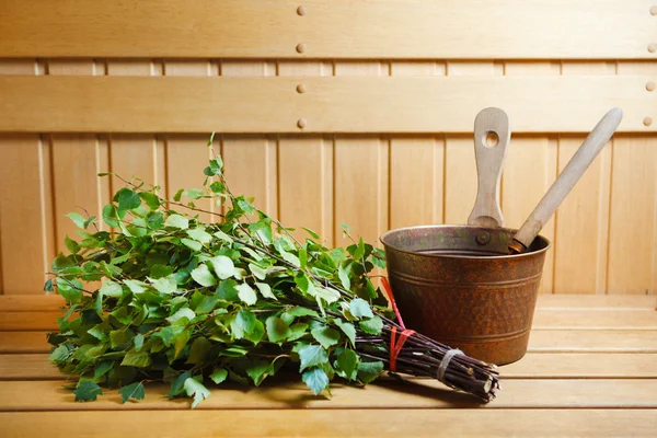 Bündel grüner Birkenzweige in der Sauna — Stockfoto