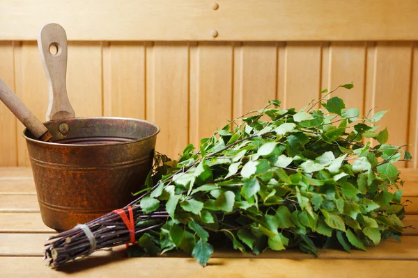 Bündel grüner Birkenzweige in der Sauna — Stockfoto