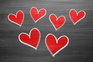 Kırmızı tebeşir kalp şekilleri