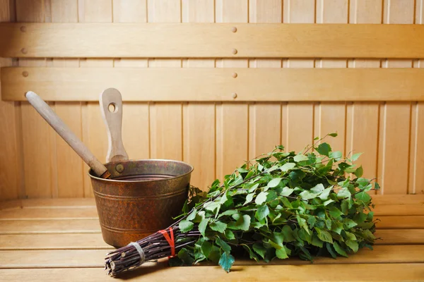 Ramo de ramas de abedul verde en la sauna — Foto de Stock