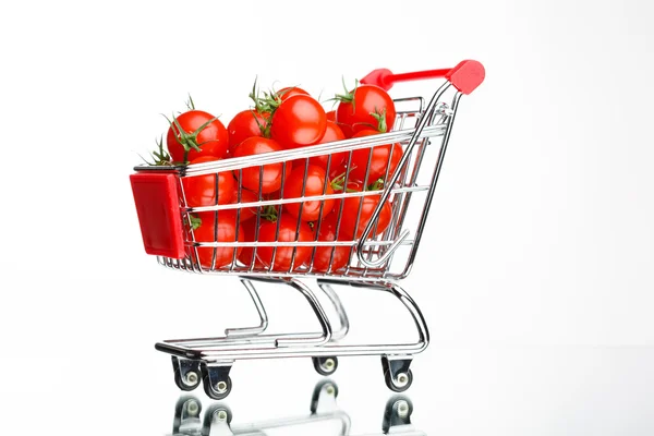 Winkelwagentje met tomaten — Stockfoto