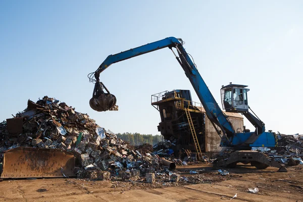 Arbetar metallskrot lastning maskin — Stockfoto