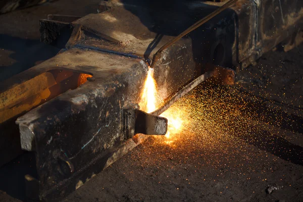 Cutting metal met gas lasser — Stockfoto