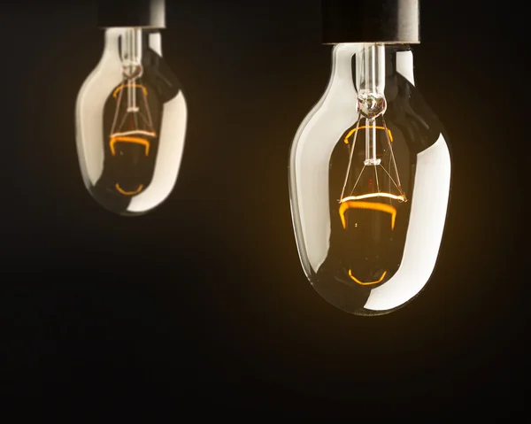 Lâmpadas de lâmpada com luz amarela — Fotografia de Stock