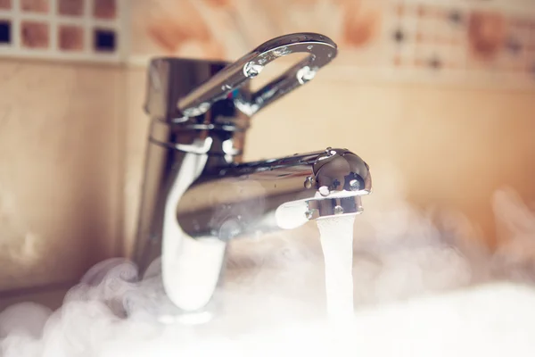 Wasserhahn mit heißem Wasserdampf — Stockfoto