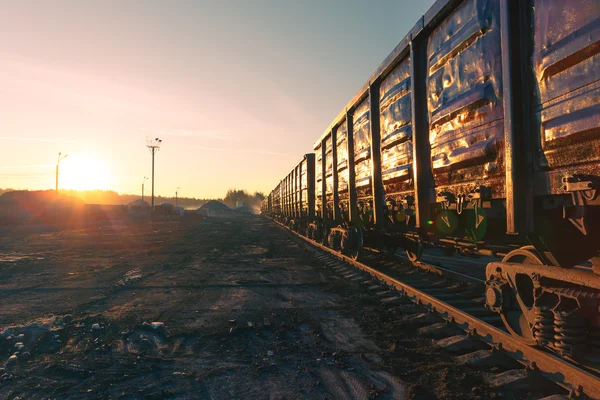 Vagones de mercancías del tren de mercancías al amanecer — Foto de Stock