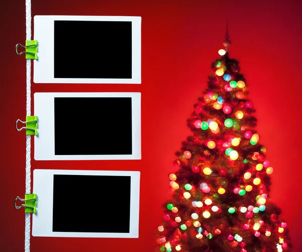 Fotos en blanco sobre fondo rojo con árbol de Navidad — Foto de Stock